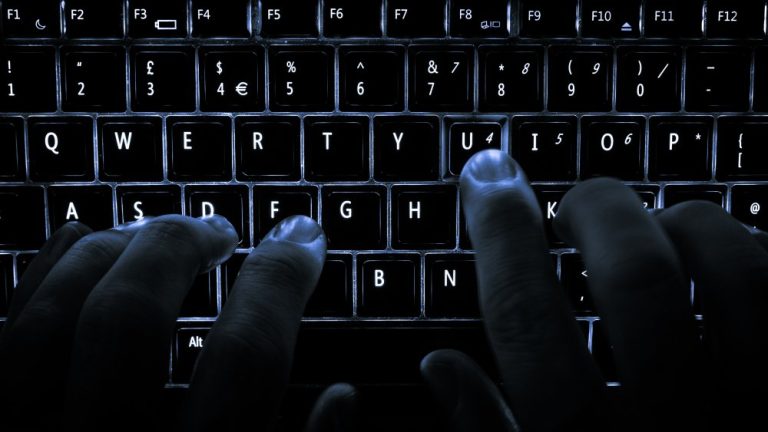 Clavier rétroéclairé utilisé pour jouer et mapper des touches dans un émulateur