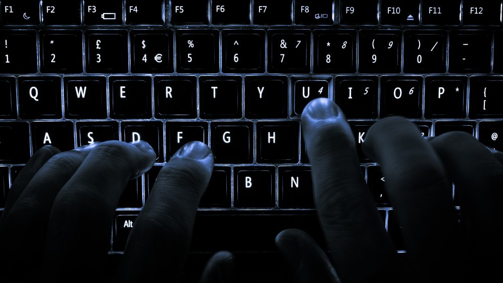 Clavier rétroéclairé utilisé pour jouer et mapper des touches dans un émulateur