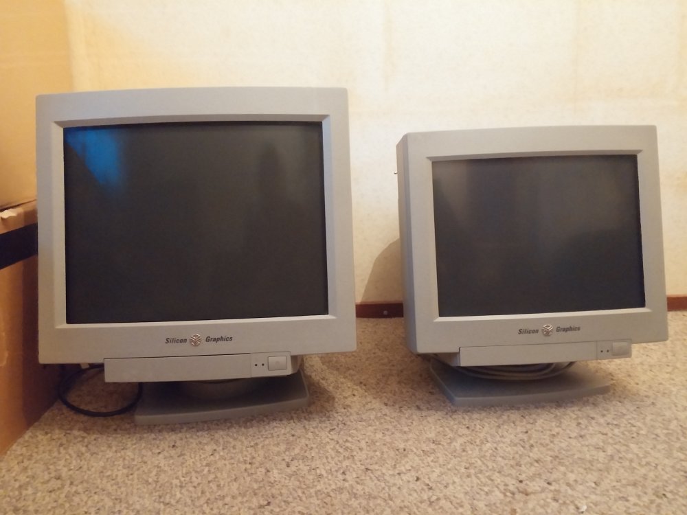 Zwei CRT-Monitore auf dem Boden, die die Nutzung der Kathodenstrahlröhrenanzeige im Retrogaming illustrieren