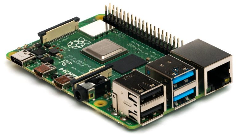 Raspberry Pi 4 vu de côté, base matérielle courante pour Recalbox