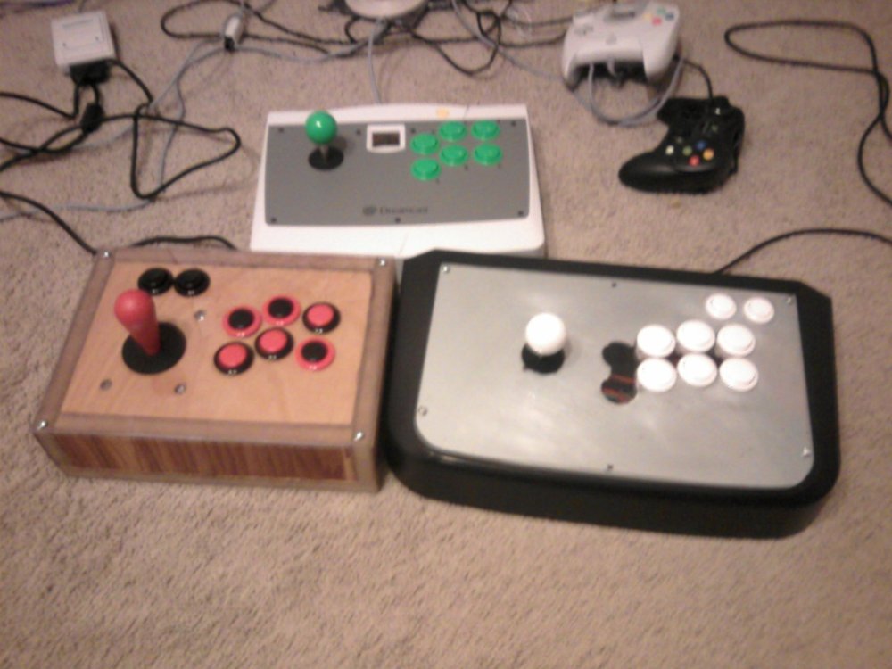 Arcade-Sticks auf dem Boden liegend, die die Anforderungen an Mapping und USB-Kompatibilität darstellen