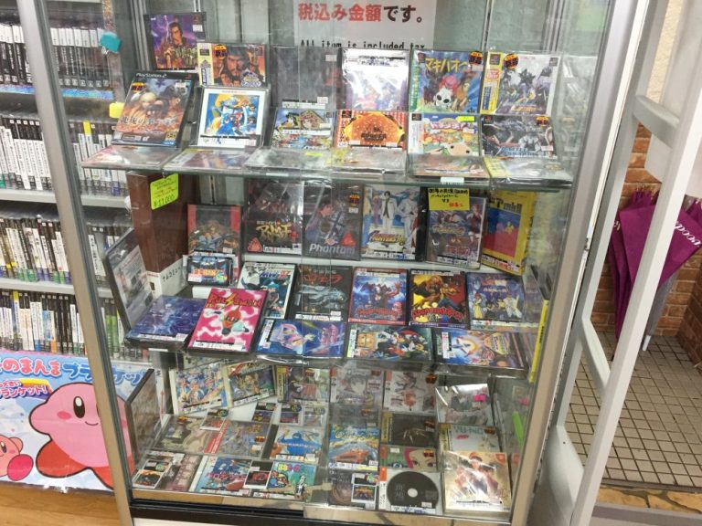 Vitrine de jeux rétro en magasin, évocation de la collection et des métadonnées