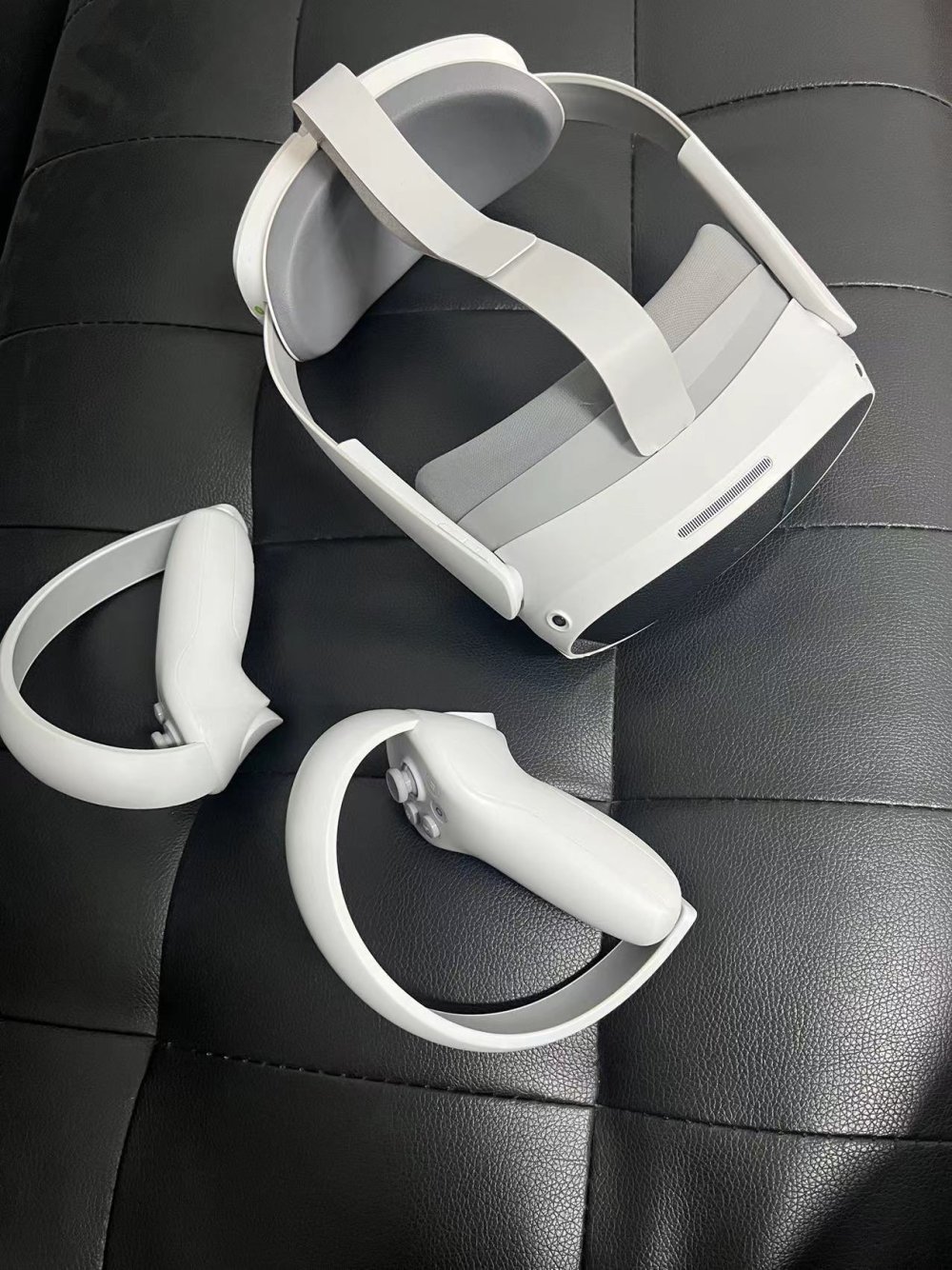 Pico 4 and its wireless controllers placed on a seat