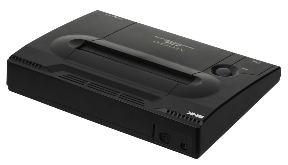 Console Neo Geo AES originale vue en trois quarts sur fond clair