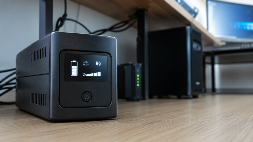 Écran LCD d’un onduleur affichant la charge électrique et le niveau de batterie