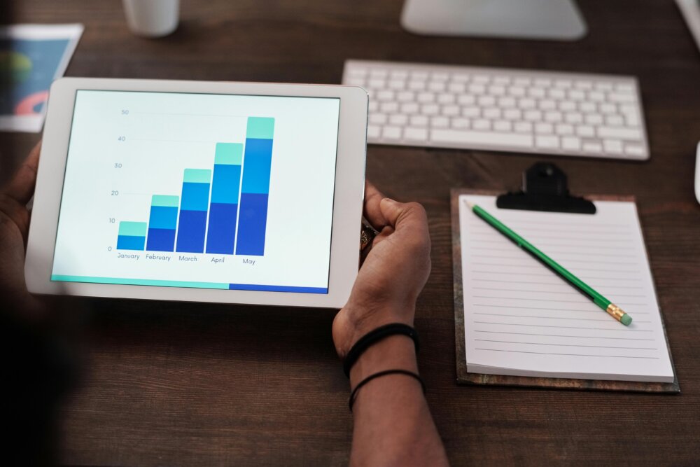 Professionnels relisant des documents et validant un plan de campagne