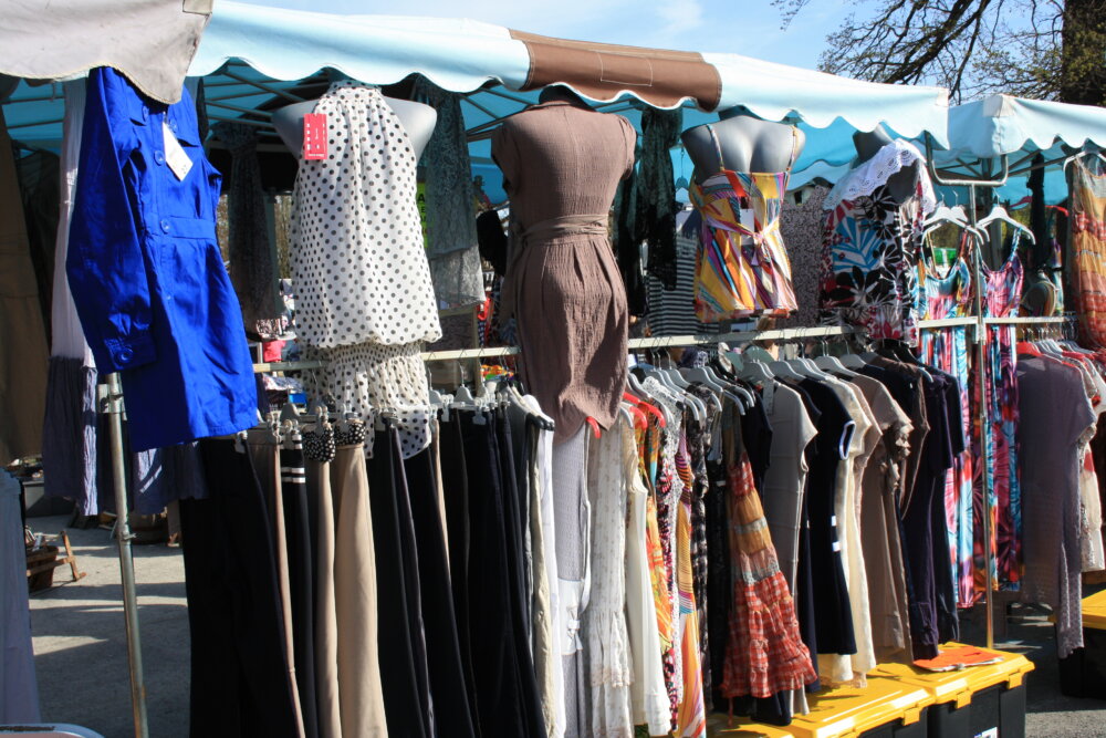 Second-Hand-Kleidung auf einem Freiluftmarkt ausgestellt