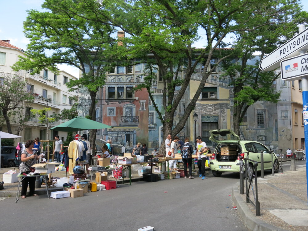 Städtischer Flohmarkt mit Kleidung und gebrauchten Gegenständen