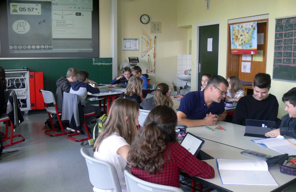 Salle de classe utilisant plusieurs tablettes numériques